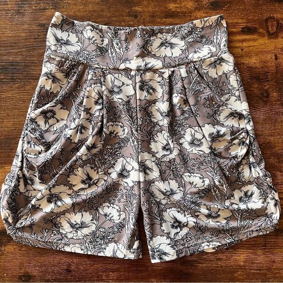 Simple Addiction Grey & White Floral Print Comfy High Waist Harem Shorts - Picture 5 of 8